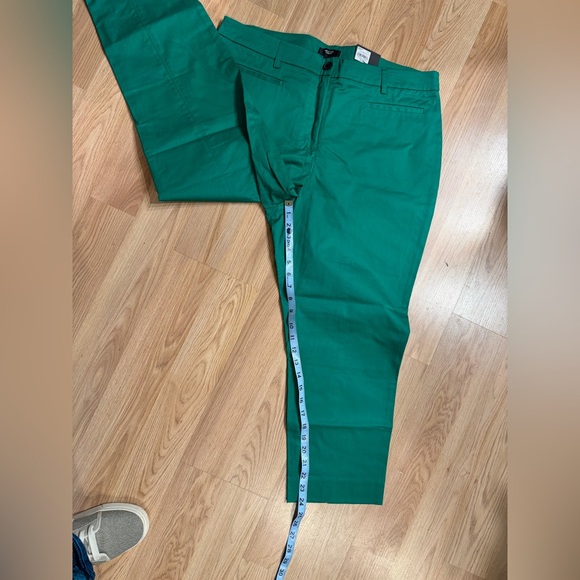 NWT Simply vera vera Wang capris
Kelly green
Perfect spring staple. - Picture 11 of 12